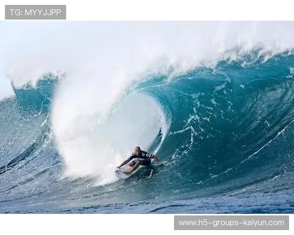 冲浪选手巨浪上完美站立：挑战极限，驾驭大海的力量